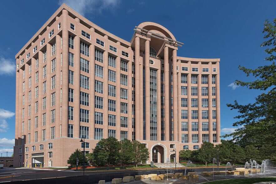 8000 Towers Crescent Dr, Vienna, VA à louer - Photo principale – Image 1 sur 2