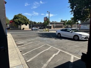 405 McHenry Ave, Modesto, CA à louer Photo intérieure– Image 1 sur 3