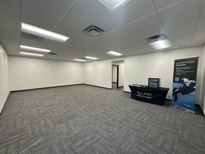 6065 Polaris Ave, Las Vegas, NV à louer - Photo de l’immeuble – Image 3 sur 4