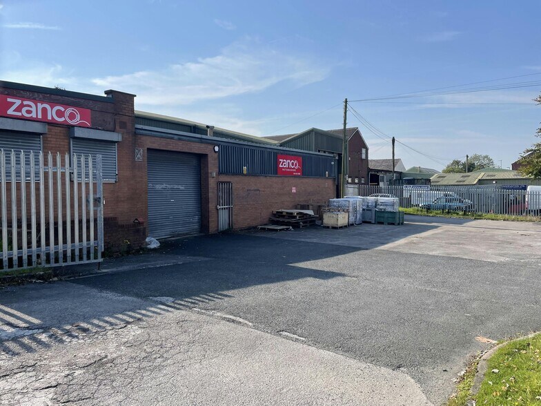 115 Huddersfield Rd, Oldham à louer - Photo de l’immeuble – Image 3 sur 11