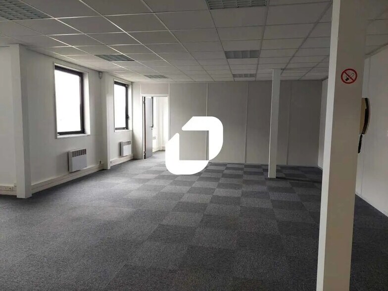 Bureau dans Coignières à vendre - Photo de l’immeuble – Image 3 sur 5