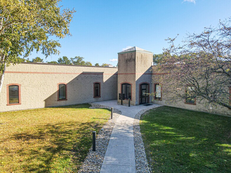 14 Blackstone Valley Pl, Lincoln, RI à louer - Photo de l’immeuble – Image 1 sur 11