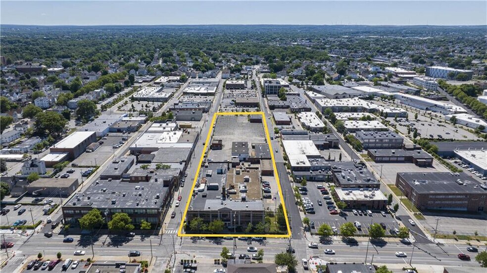 735 Allens Ave, Providence, RI à vendre - Photo de l’immeuble – Image 3 sur 29