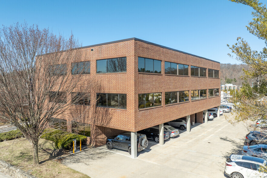 427 Bedford Rd, Pleasantville, NY à louer - Photo de l’immeuble – Image 1 sur 11