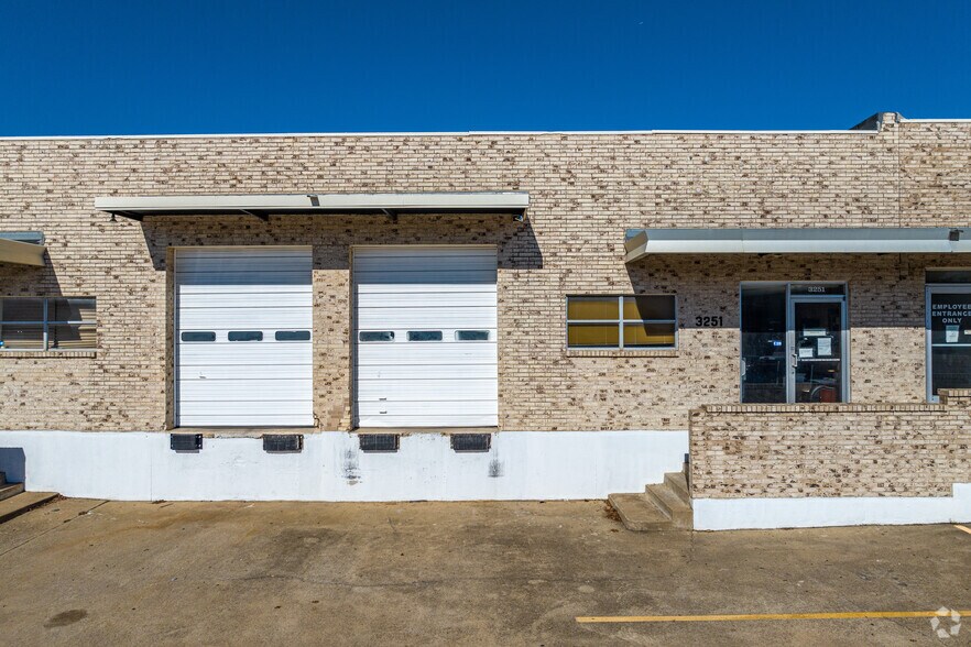 3245-3309 Garden Brook Dr, Farmers Branch, TX à louer - Photo de l’immeuble – Image 2 sur 4
