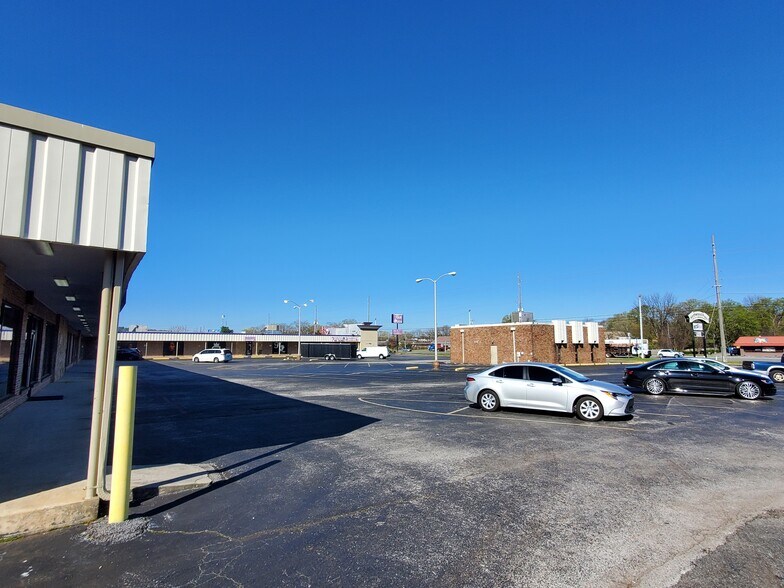 2207 University Dr NW, Huntsville, AL à louer - Photo de l’immeuble – Image 2 sur 2