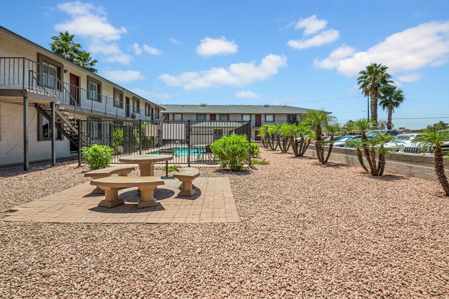 3102 E Paradise Ln, Phoenix, AZ à vendre - Photo de l’immeuble – Image 2 sur 5