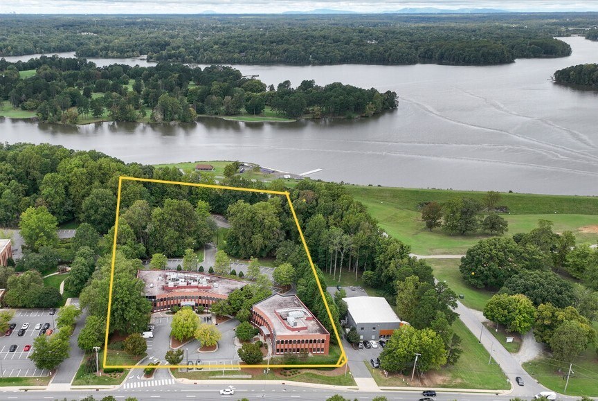 1829 Eastchester Dr, High Point, NC à louer - Photo de l’immeuble – Image 2 sur 28