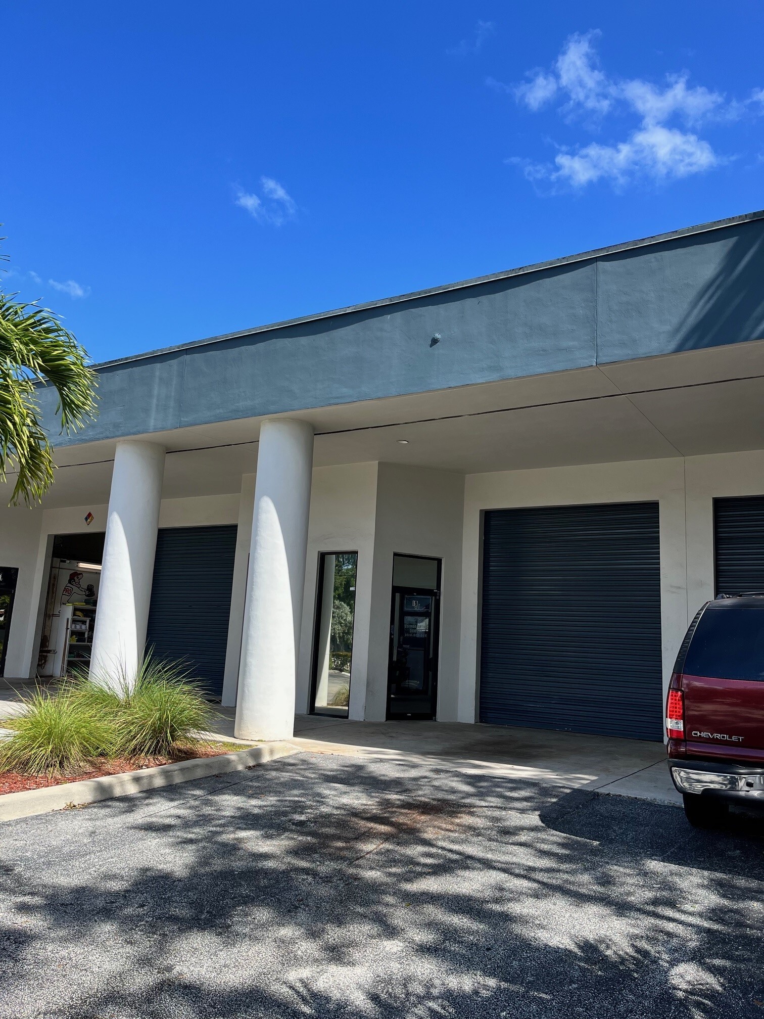 4700 N Dixie Hwy, Oakland Park, FL à louer Photo de l’immeuble– Image 1 sur 7