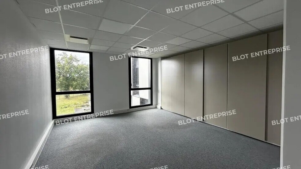 Bureau dans Saint-Grégoire à louer - Photo de l’immeuble – Image 3 sur 11
