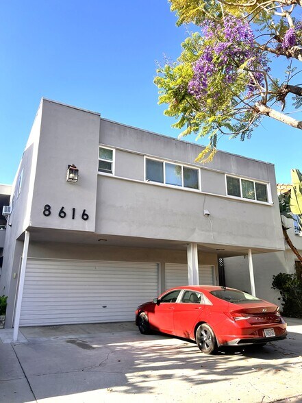 8616 Gregory Way, Los Angeles, CA à vendre - Photo de l’immeuble – Image 3 sur 5