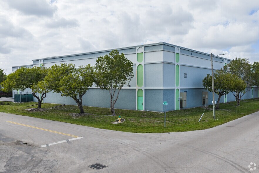 4950 N Dixie Hwy, Oakland Park, FL à louer - Photo de l’immeuble – Image 2 sur 4