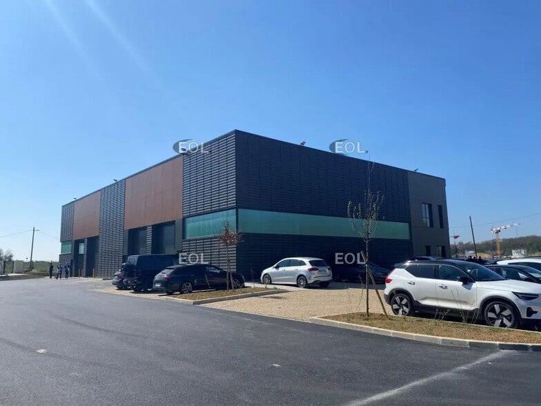 Local d’activités dans Condé-Sainte-Libiaire à louer - Photo de l’immeuble – Image 2 sur 5