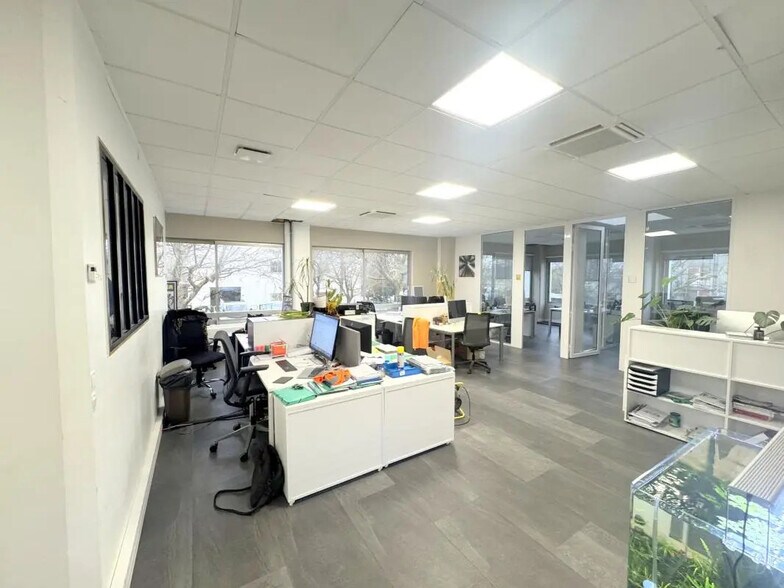 Bureau dans Buc à vendre - Photo de l’immeuble – Image 2 sur 14