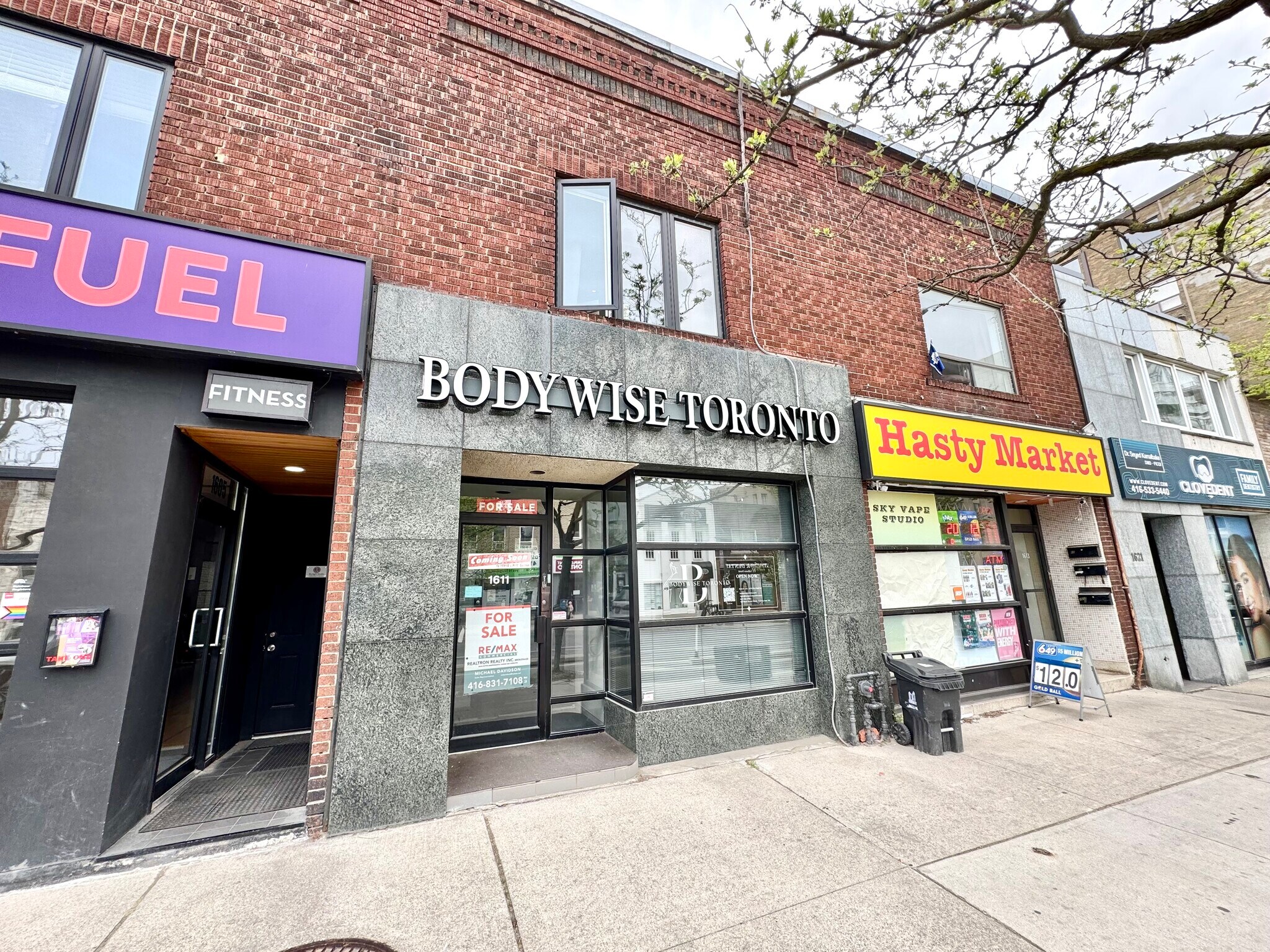 1611 Bloor St W, Toronto, ON à vendre Photo de l’immeuble– Image 1 sur 14