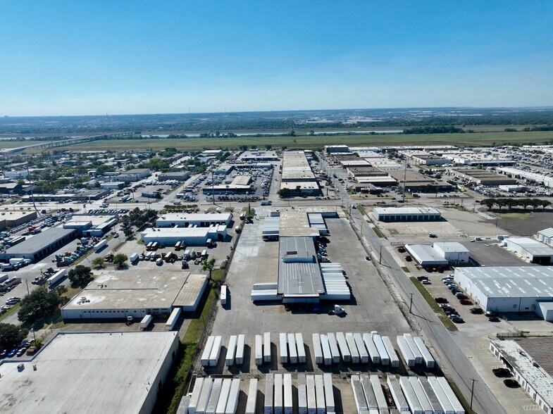 3817 Irving Blvd, Dallas, TX à louer - Photo de l’immeuble – Image 2 sur 17