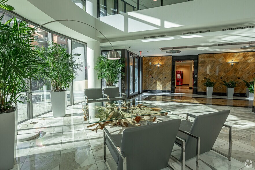 75 Valencia Ave, Coral Gables, FL à louer - Hall d’entrée – Image 2 sur 17