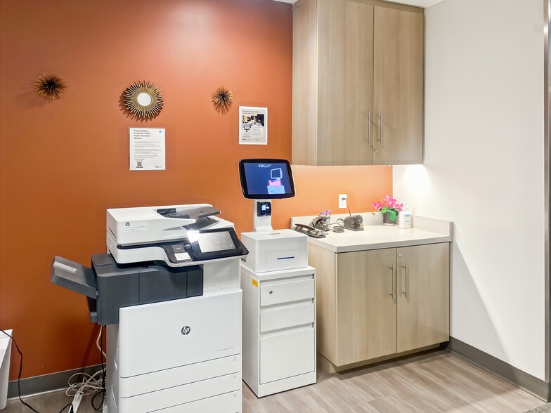 23046 Avenida de la Carlota, Laguna Hills, CA à louer - Photo intérieure – Image 2 sur 15