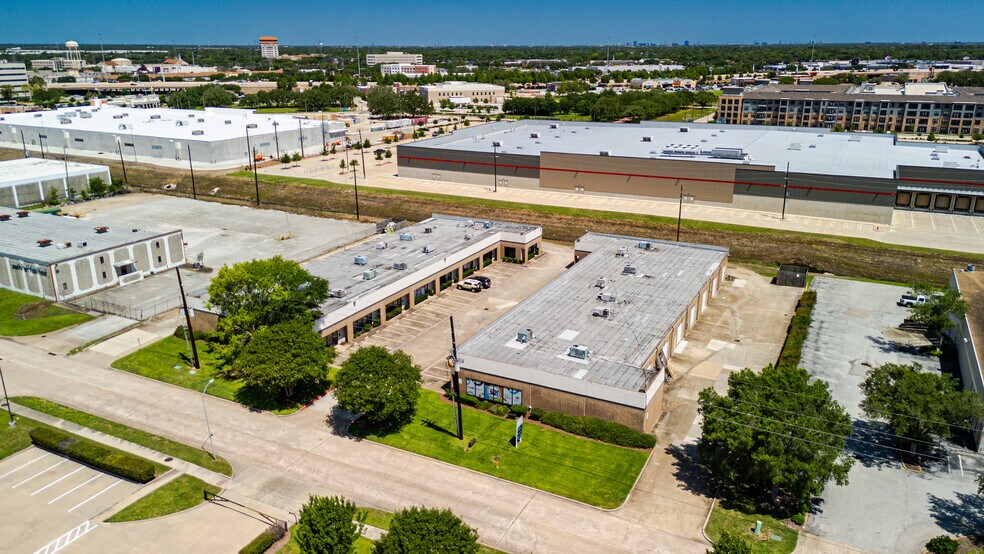 4230-4246 Bluebonnet Dr, Stafford, TX à louer - Photo de l’immeuble – Image 1 sur 6