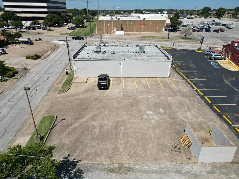 2800 Brown Trl, Bedford, TX à vendre - Photo de l’immeuble – Image 2 sur 6