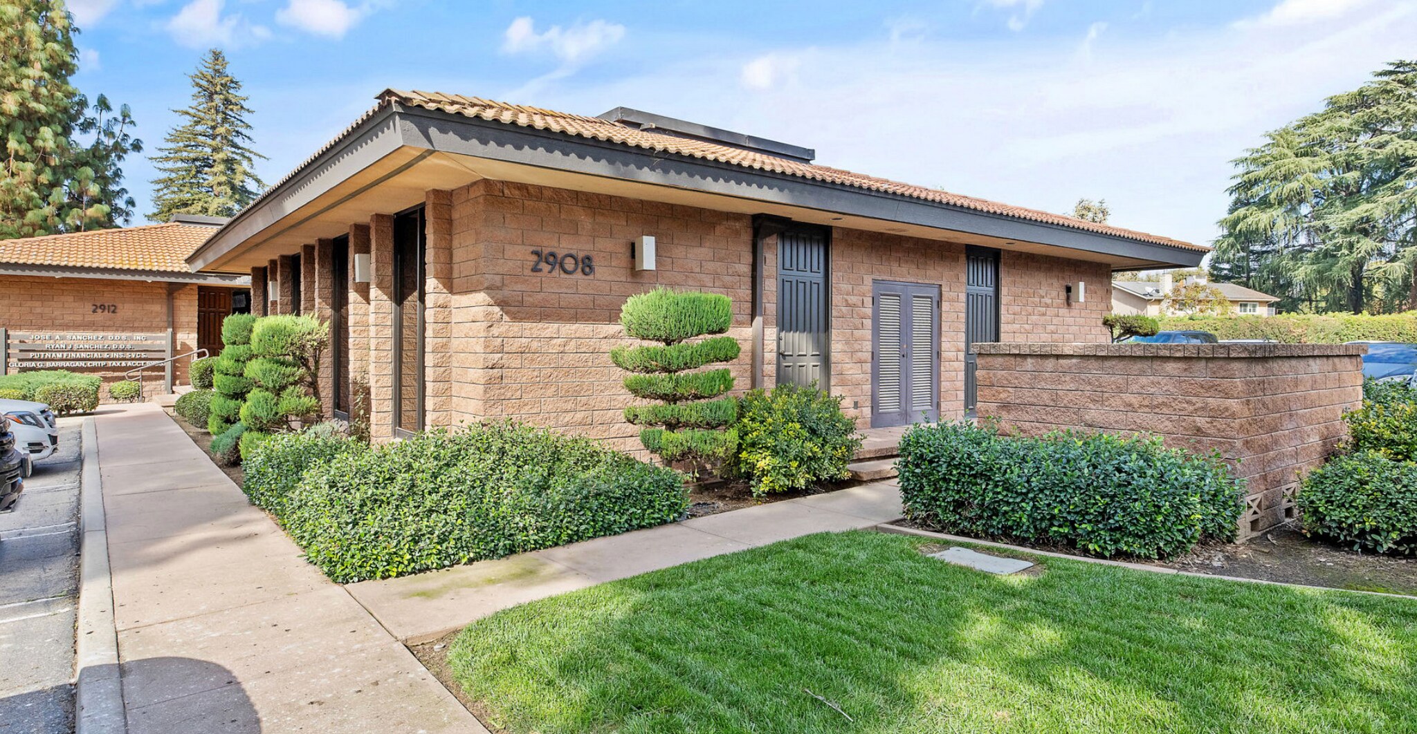 2908 W Main St, Visalia, CA à louer Photo de l’immeuble– Image 1 sur 6