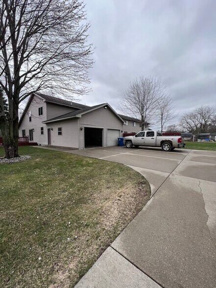 333 Jackson St, Coleman, MI à vendre - Photo de l’immeuble – Image 1 sur 78