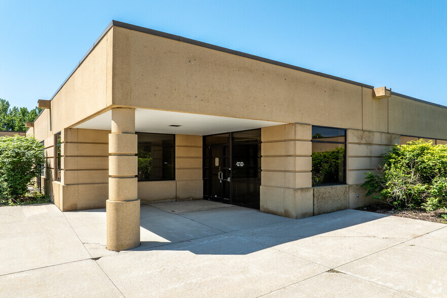 13300 Hickman Rd, Clive, IA à louer - Photo de l’immeuble – Image 3 sur 7