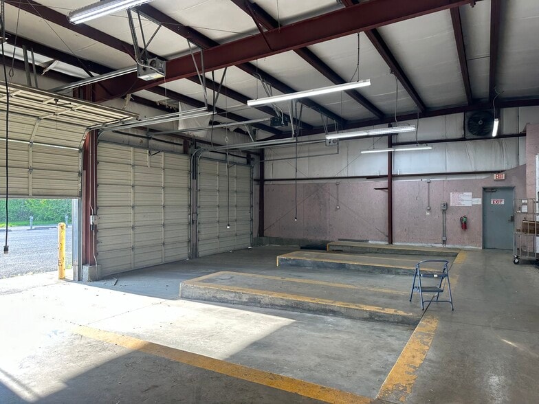 2311 Industrial Dr, Bedford, IN à vendre - Photo de l’immeuble – Image 3 sur 5