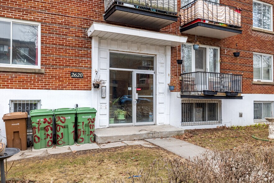 2620 Rue Théodore, Montréal, QC à vendre - Photo de l’immeuble – Image 2 sur 3