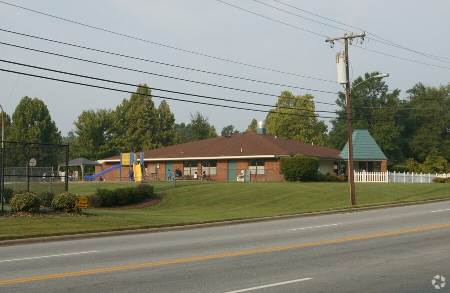 337 W Vandalia Rd, Greensboro, NC à vendre - Photo principale – Image 1 sur 1