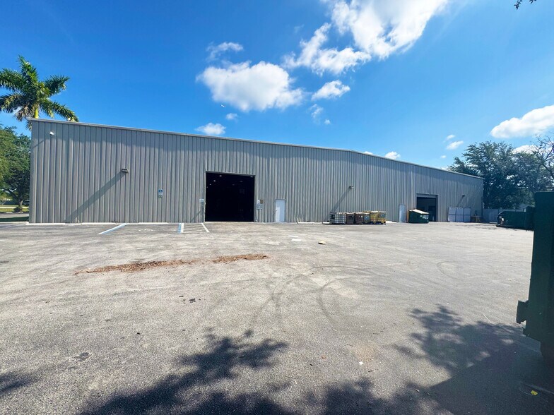 901 Industrial Blvd, Naples, FL à vendre - Photo de l’immeuble – Image 2 sur 13