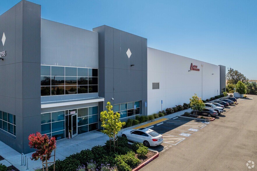 2195 Huntington Dr, Fairfield, CA à louer - Photo de l’immeuble – Image 2 sur 3