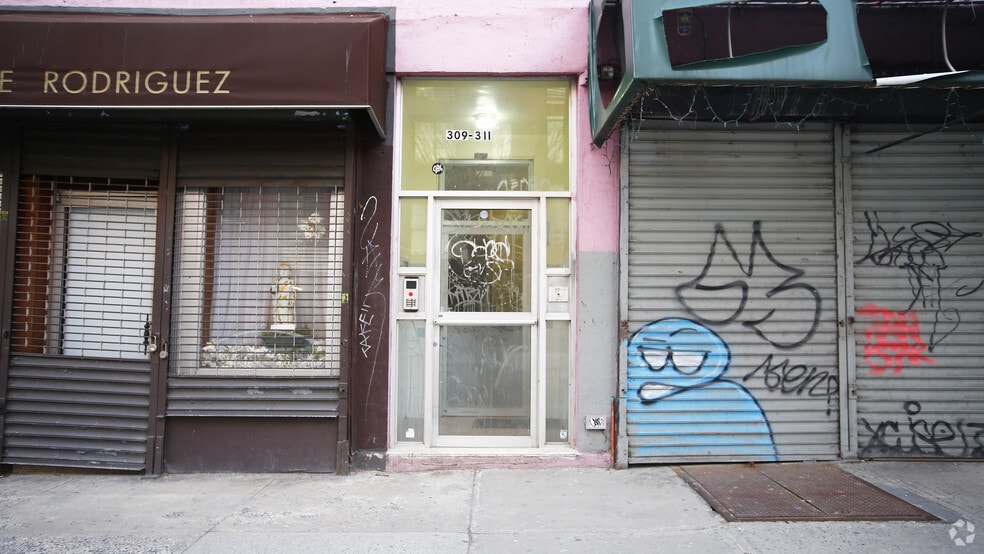 311 Bedford Ave, Brooklyn, NY à louer - Photo de l’immeuble – Image 2 sur 16