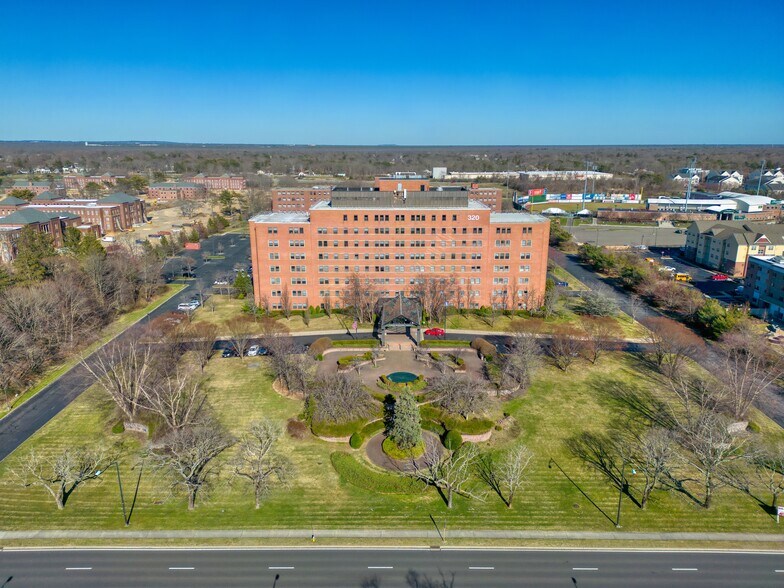 320 Carleton Ave, Central Islip, NY à louer - Photo de l’immeuble – Image 2 sur 5