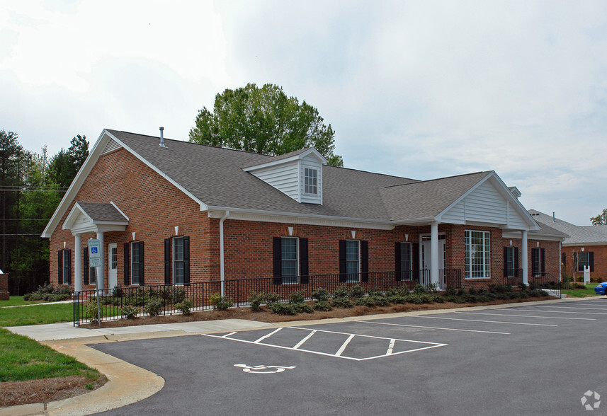 197 Stadium Oaks Dr, Clemmons, NC à louer - Photo de l’immeuble – Image 3 sur 5