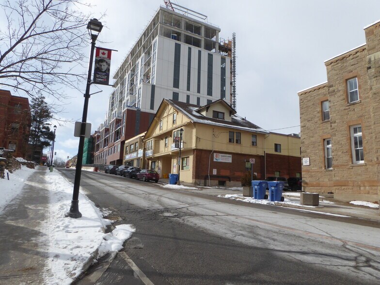 72 Mill St, Halton Hills, ON à vendre - Photo de l’immeuble – Image 3 sur 28