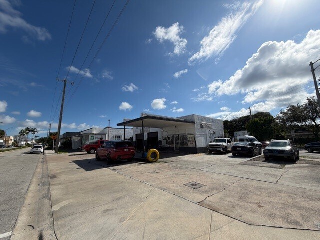 12305 W Dixie Hwy, North Miami, FL à louer - Photo de l’immeuble – Image 3 sur 9