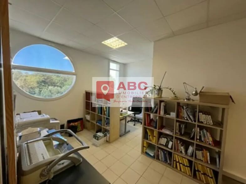 Bureau dans Le Crès à louer - Photo de l’immeuble – Image 2 sur 6