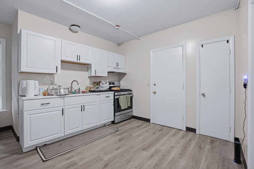 139 E School St, Woonsocket, RI à vendre - Photo de l’immeuble – Image 3 sur 46