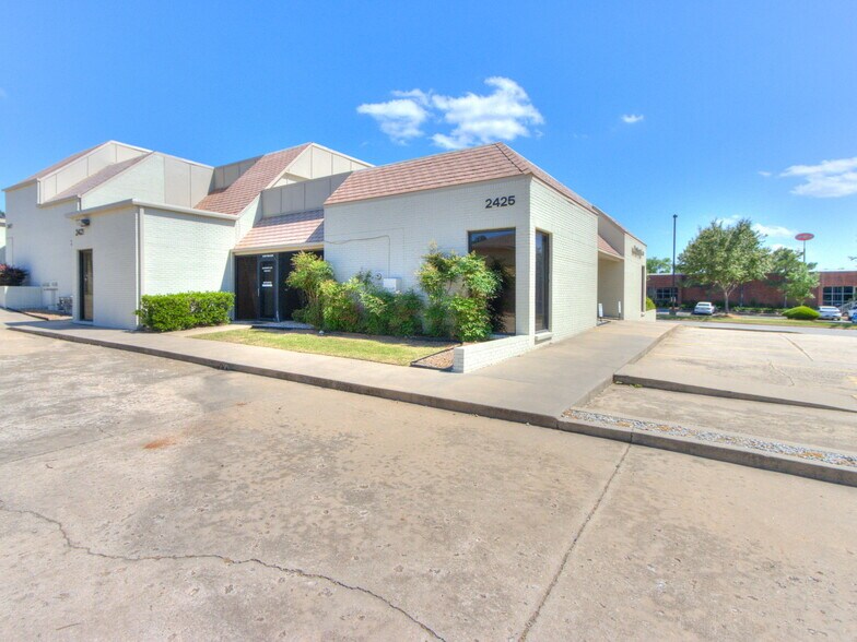 2425 Wilcox Dr, Norman, OK à vendre - Photo de l’immeuble – Image 2 sur 48