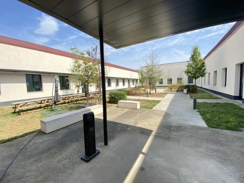 Bureau dans Vénissieux à vendre - Photo de l’immeuble – Image 2 sur 9