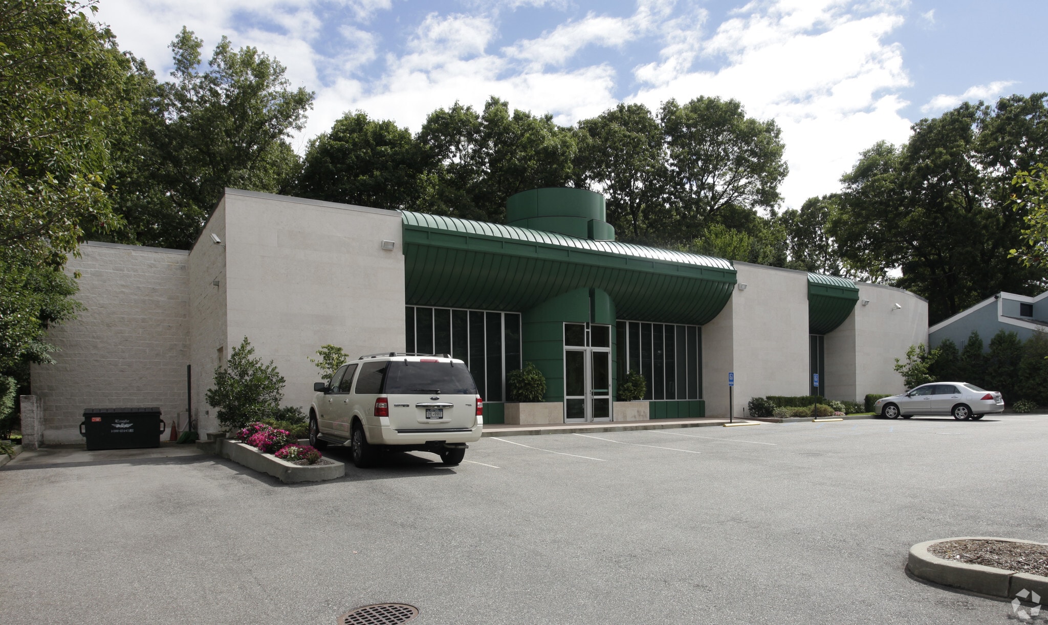 864 W Jericho Tpke, Huntington, NY à louer Photo principale– Image 1 sur 28