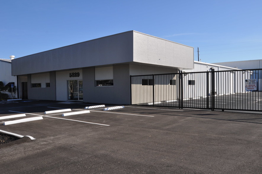 5829 Beverly Hill St, Houston, TX à louer - Photo de l’immeuble – Image 1 sur 57