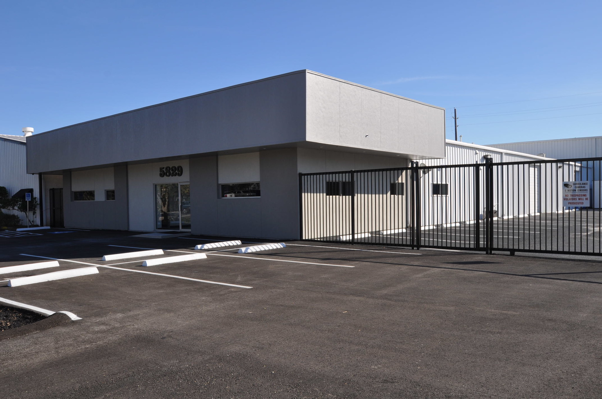 5829 Beverly Hill St, Houston, TX à louer Photo de l’immeuble– Image 1 sur 58