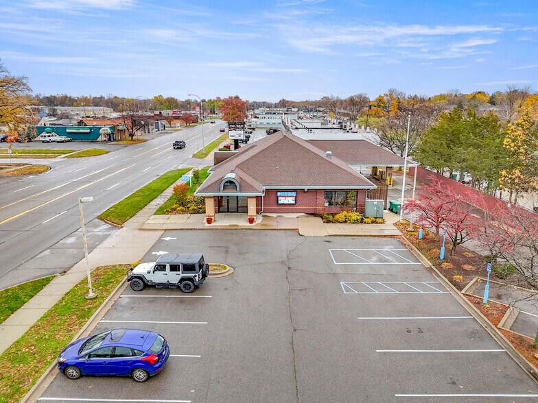 27621 Warren Rd, Garden City, MI à louer - Photo de l’immeuble – Image 3 sur 48