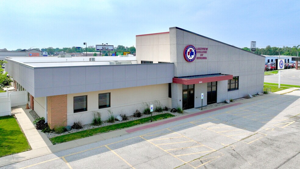 580 W Lincoln Ave, Charleston, IL à vendre - Photo principale – Image 1 sur 35