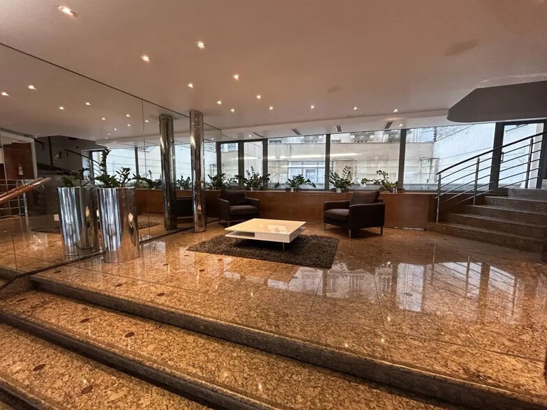83 Avenue Charles De Gaulle, Neuilly-sur-Seine à louer - Hall d’entrée – Image 2 sur 10