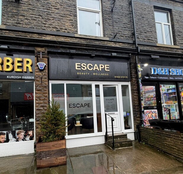 74-76 Huddersfield Rd, Elland à louer - Photo de l’immeuble – Image 1 sur 1