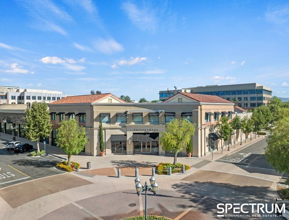 24251 Town Center Dr, Valencia, CA à louer Photo de l’immeuble– Image 1 sur 17