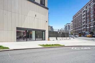32-03 39th Ave, Long Island City, NY à louer Photo de l’immeuble– Image 1 sur 9